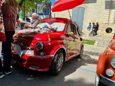 Continuando la nostra passeggiata facciamo la conoscenza del 68enne ruvese Giuseppe, che ha trasformato la sua 500 in �Saetta McQueen�, la celebre auto del film di animazione �Cars�. Il frontale � stato modificato applicando un parasole con gli occhi di Saetta e lunghe ciglia sui fari anteriori